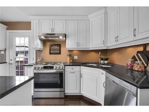 38 Torrington Crescent, London, ON - Indoor Photo Showing Kitchen With Upgraded Kitchen