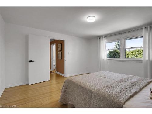 38 Torrington Crescent, London, ON - Indoor Photo Showing Bedroom