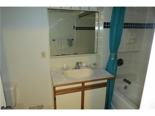 Lower-76 Ardsley Road, London, ON - Indoor Photo Showing Bathroom