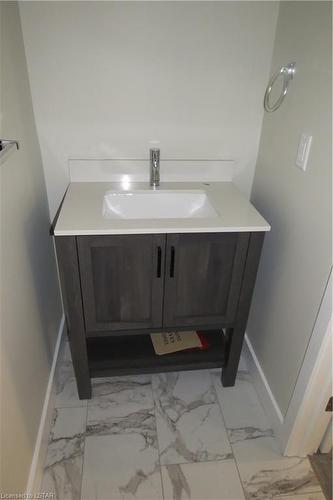 Lower-76 Ardsley Road, London, ON - Indoor Photo Showing Bathroom