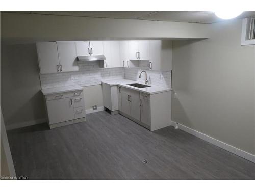 Lower-76 Ardsley Road, London, ON - Indoor Photo Showing Kitchen