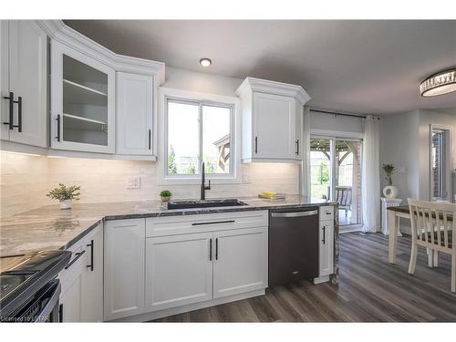 1870 Bayswater Crescent, London, ON - Indoor Photo Showing Kitchen With Upgraded Kitchen