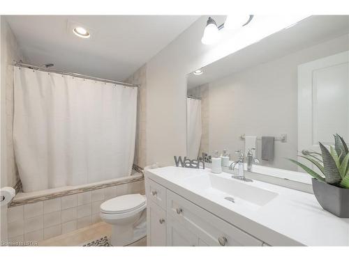 8 Portsmouth Road, London, ON - Indoor Photo Showing Bathroom