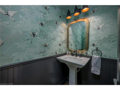 63 Thornton Avenue, London, ON - Indoor Photo Showing Bathroom