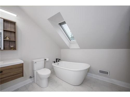 63 Thornton Avenue, London, ON - Indoor Photo Showing Bathroom