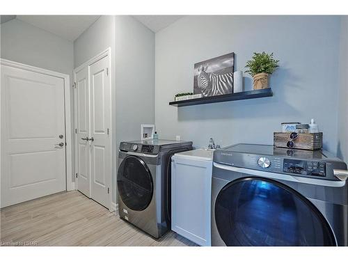 1596 Noah Bend, London, ON - Indoor Photo Showing Laundry Room