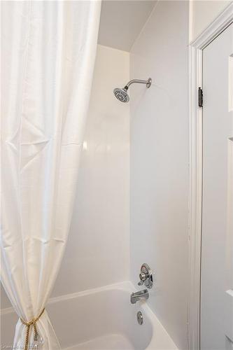 125 Brisbin Street, London, ON - Indoor Photo Showing Bathroom
