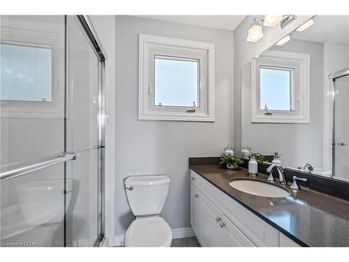 128 Hillsmount Crescent, London, ON - Indoor Photo Showing Bathroom