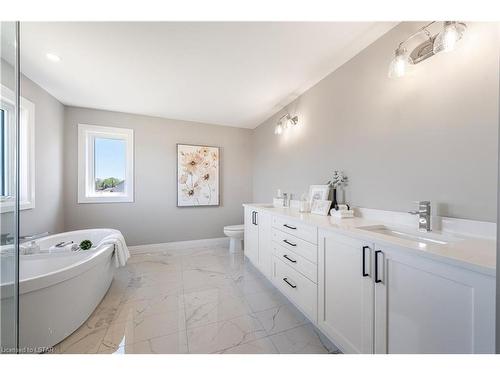 40 Hazelwood Pass, Dorchester, ON - Indoor Photo Showing Bathroom