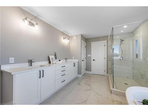 40 Hazelwood Pass, Dorchester, ON - Indoor Photo Showing Bathroom