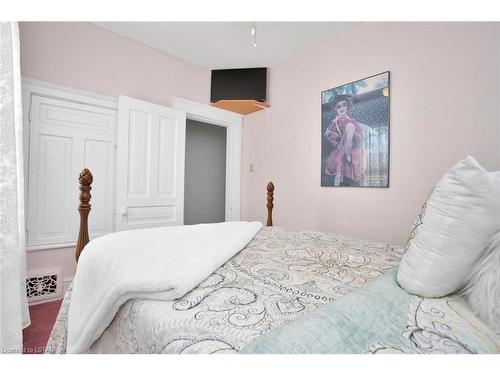 145 Price Street, London, ON - Indoor Photo Showing Bedroom