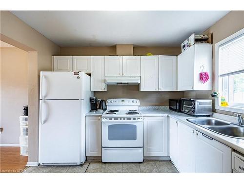 32-190 Fleming Drive, London, ON - Indoor Photo Showing Kitchen With Double Sink