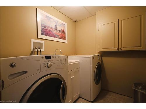1000 South Wenige Drive, London, ON - Indoor Photo Showing Laundry Room