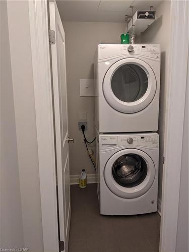 913-260 Villagewalk Boulevard, London, ON - Indoor Photo Showing Laundry Room