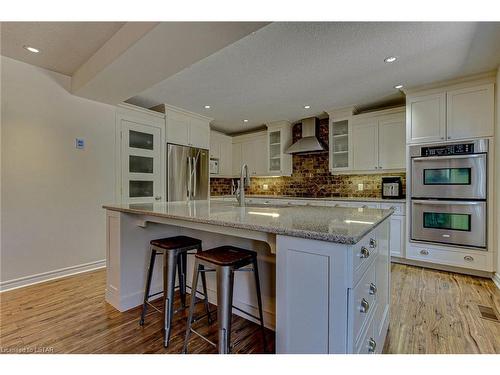 132 Robinson Lane, London, ON - Indoor Photo Showing Kitchen With Upgraded Kitchen