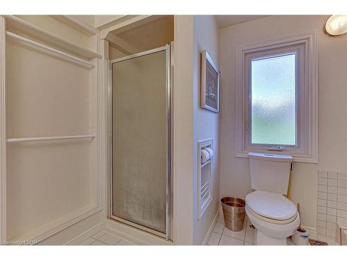 132 Robinson Lane, London, ON - Indoor Photo Showing Bathroom
