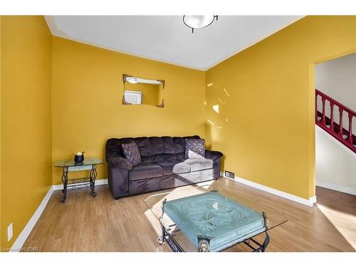 74 Caradoc Street N, Strathroy, ON - Indoor Photo Showing Living Room