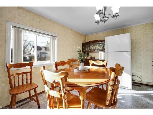 74 Caradoc Street N, Strathroy, ON - Indoor Photo Showing Dining Room