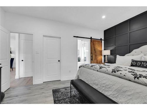 1043 Manchester Road, London, ON - Indoor Photo Showing Bedroom