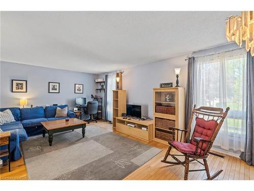 437 Everglade Crescent, London, ON - Indoor Photo Showing Living Room