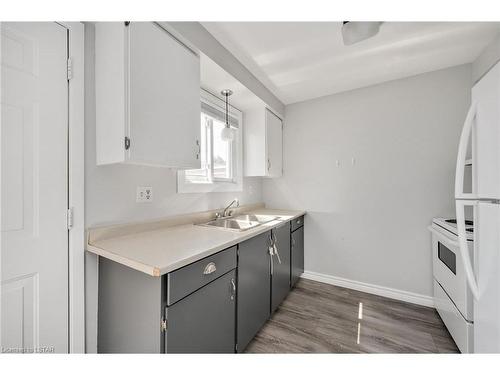 94-90 Tiffany Drive, London, ON - Indoor Photo Showing Kitchen With Double Sink