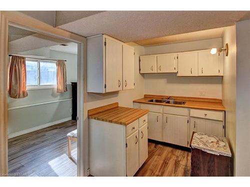 33 Tumbleweed Crescent, London, ON - Indoor Photo Showing Kitchen With Double Sink