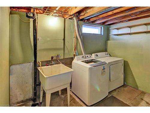 33 Tumbleweed Crescent, London, ON - Indoor Photo Showing Laundry Room