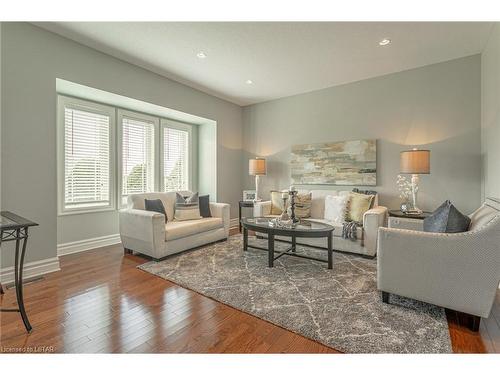 2290 Westchester Bourne, Nilestown, ON - Indoor Photo Showing Living Room