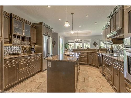 2290 Westchester Bourne, Nilestown, ON - Indoor Photo Showing Kitchen With Upgraded Kitchen