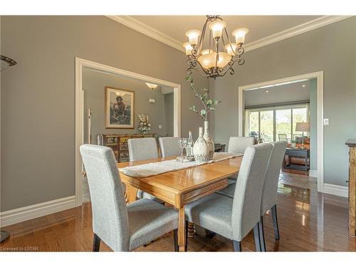 2290 Westchester Bourne, Nilestown, ON - Indoor Photo Showing Dining Room