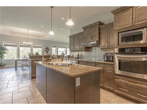 2290 Westchester Bourne, Nilestown, ON - Indoor Photo Showing Kitchen With Upgraded Kitchen