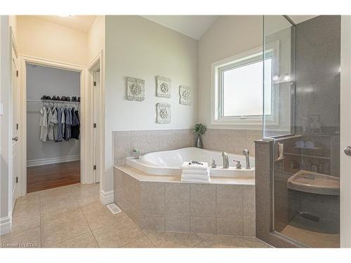 2290 Westchester Bourne, Nilestown, ON - Indoor Photo Showing Bathroom