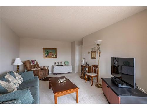 902-135 Baseline Road W, London, ON - Indoor Photo Showing Living Room