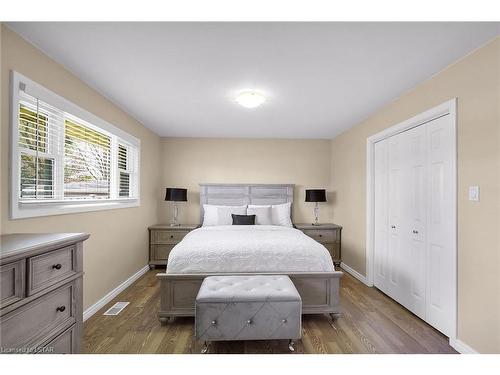 39 Frontenac Road, London, ON - Indoor Photo Showing Bedroom