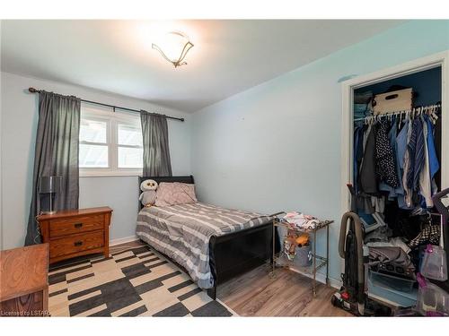 412 Hudson Drive, London, ON - Indoor Photo Showing Bedroom