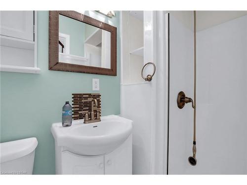 802 Viscount Road, London, ON - Indoor Photo Showing Bathroom