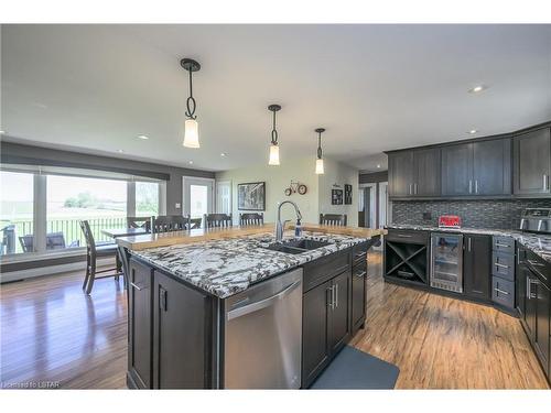585 Donnybrook Drive, Dorchester, ON - Indoor Photo Showing Kitchen With Double Sink With Upgraded Kitchen