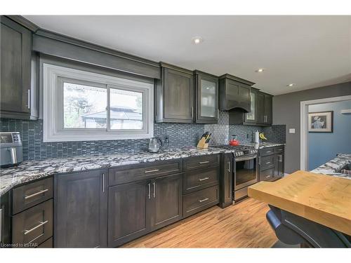 585 Donnybrook Drive, Dorchester, ON - Indoor Photo Showing Kitchen With Upgraded Kitchen