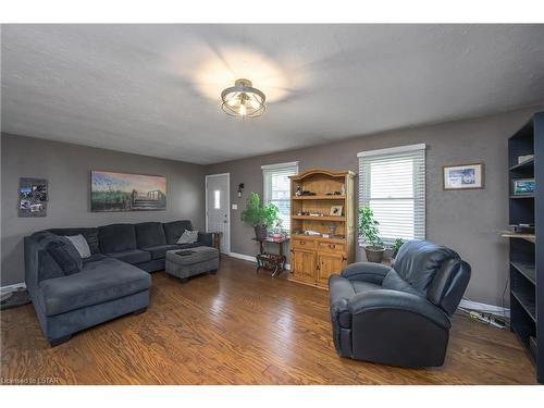 585 Donnybrook Drive, Dorchester, ON - Indoor Photo Showing Living Room