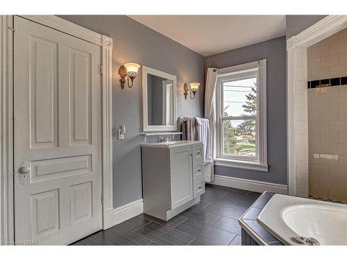 22981 Prospect Hill Road, Thorndale, ON - Indoor Photo Showing Bathroom