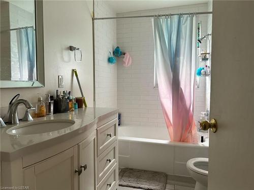 157 Chestnut Street, St. Thomas, ON - Indoor Photo Showing Bathroom