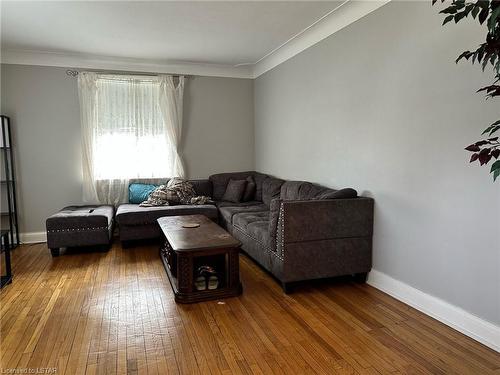 157 Chestnut Street, St. Thomas, ON - Indoor Photo Showing Living Room