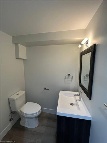 Lower-1 Sutton Place, London, ON - Indoor Photo Showing Bathroom