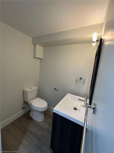 Lower-1 Sutton Place, London, ON - Indoor Photo Showing Bathroom