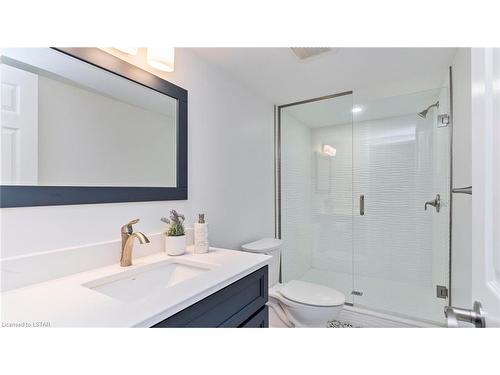 301 East Rivertrace Walk, London, ON - Indoor Photo Showing Bathroom