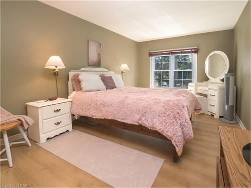 34-900 Pond View Road, London, ON - Indoor Photo Showing Bedroom