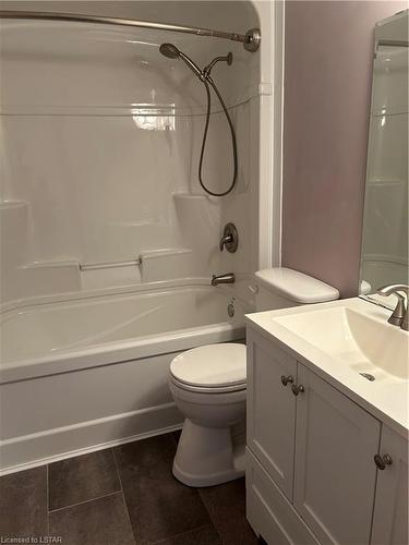 141-320 Westminster Avenue, London, ON - Indoor Photo Showing Bathroom