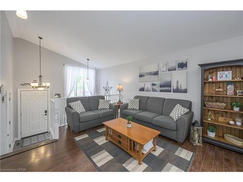 15 Bowcott Crescent, London, ON - Indoor Photo Showing Living Room