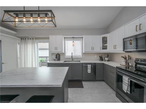 15 Bowcott Crescent, London, ON - Indoor Photo Showing Kitchen