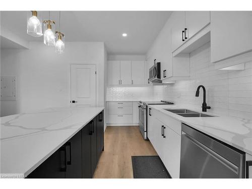 133-3900 Savoy Street Street, London, ON - Indoor Photo Showing Kitchen With Double Sink With Upgraded Kitchen